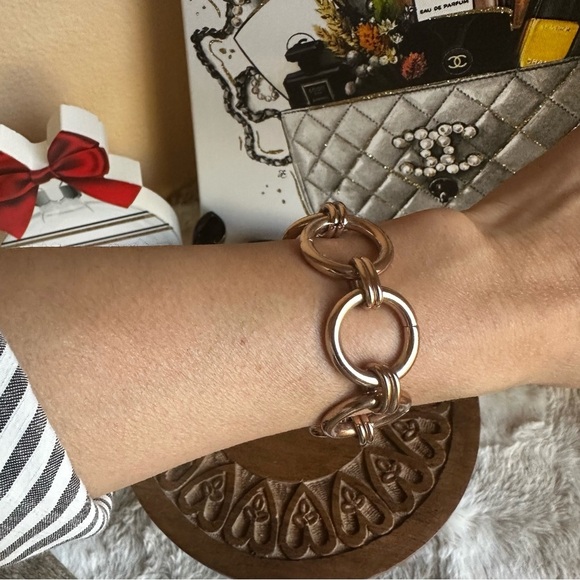 Victoria's Secret Limited Edition Rose Gold Chain-Link Bracelet with Wings - Picture 4 of 4